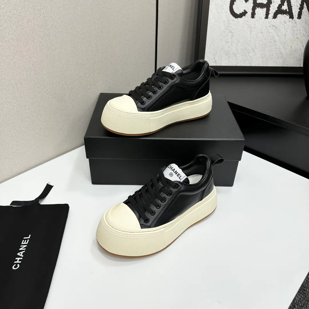 👟👟Ex-factory price 560👟👟Chanel Panda Shoes! 2025 counter's top casual sports shoes. This classic design; the upper is electro-embroidered with a variety of techniques; the outsole is fashionable and sporty; the unusual inclusion of a variety of color matching elements... The diversified mix and match is very good-looking and versatile, and can be used for leisure, fashion, sports, and outdoor... ꫛꫀꪝ Go➫ Materials: ❶Upper made of: original imported first-layer silk cowhide + original waterproof cloth + original first-layer cowhide ❷Inner lining: Breathable mesh ❸ Outsole based on: original TPU combination outsole, full set of boutique packaging for women 35–41